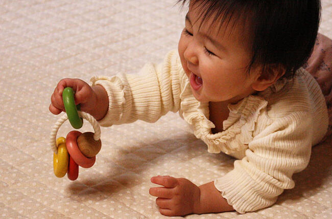 四つ葉リング（日本製）おしゃぶり歯がため赤ちゃんに優しい木のおもちゃ