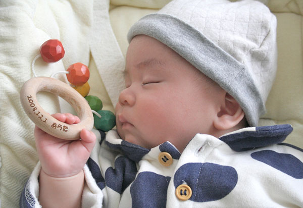 赤ちゃんのおひさまラトル（日本製）おしゃぶり歯がため赤ちゃんに優しい木のおもちゃ