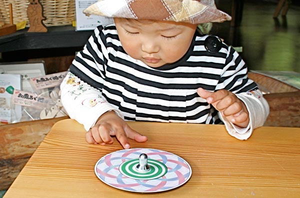 D-TOP 渦巻独楽(日本製)長時間回転する美しいコマ 日本グッドトイ受賞 | 銀河工房のプレゼント・ギフト通販 | TANP(タンプ)