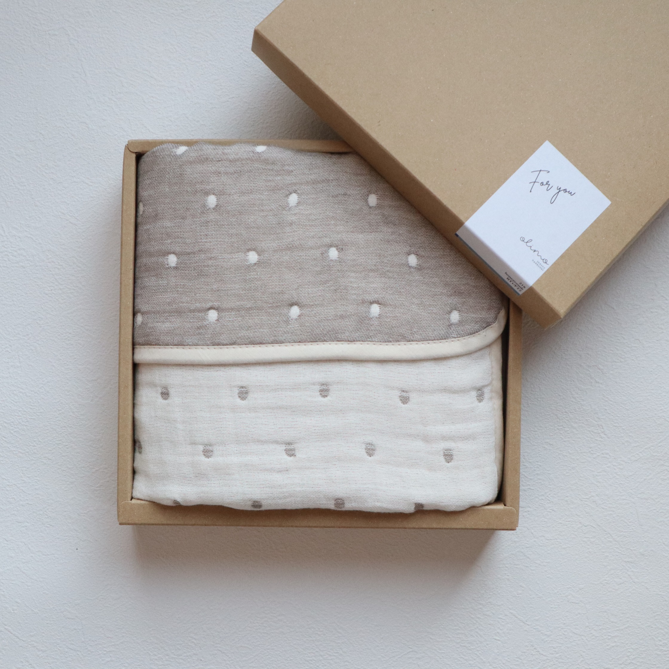 【送料無料・名入れ可能】ふわふわ6重ガーゼベビーケットgiftbox・ドット＜Ｓ＞