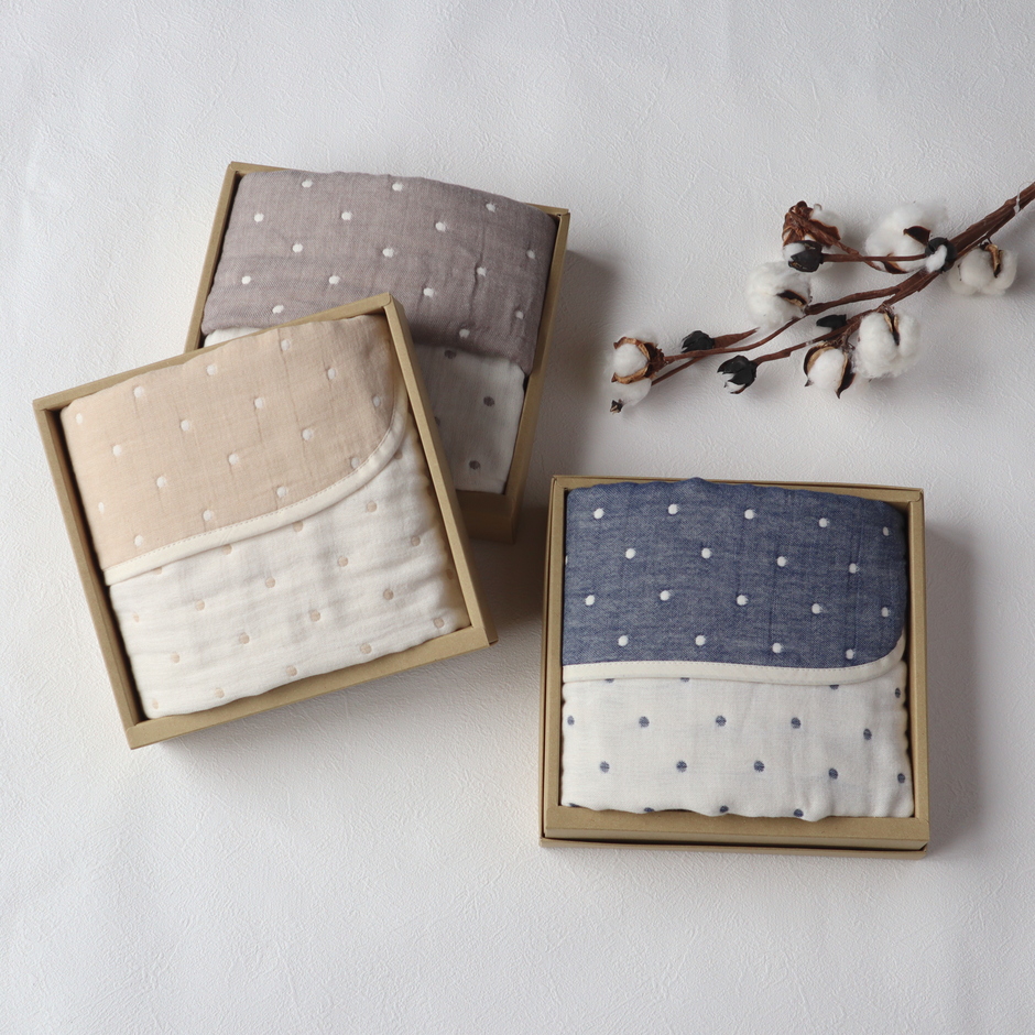 【送料無料・名入れ可能】ふわふわ6重ガーゼベビーケットgiftbox・ドット＜Ｓ＞