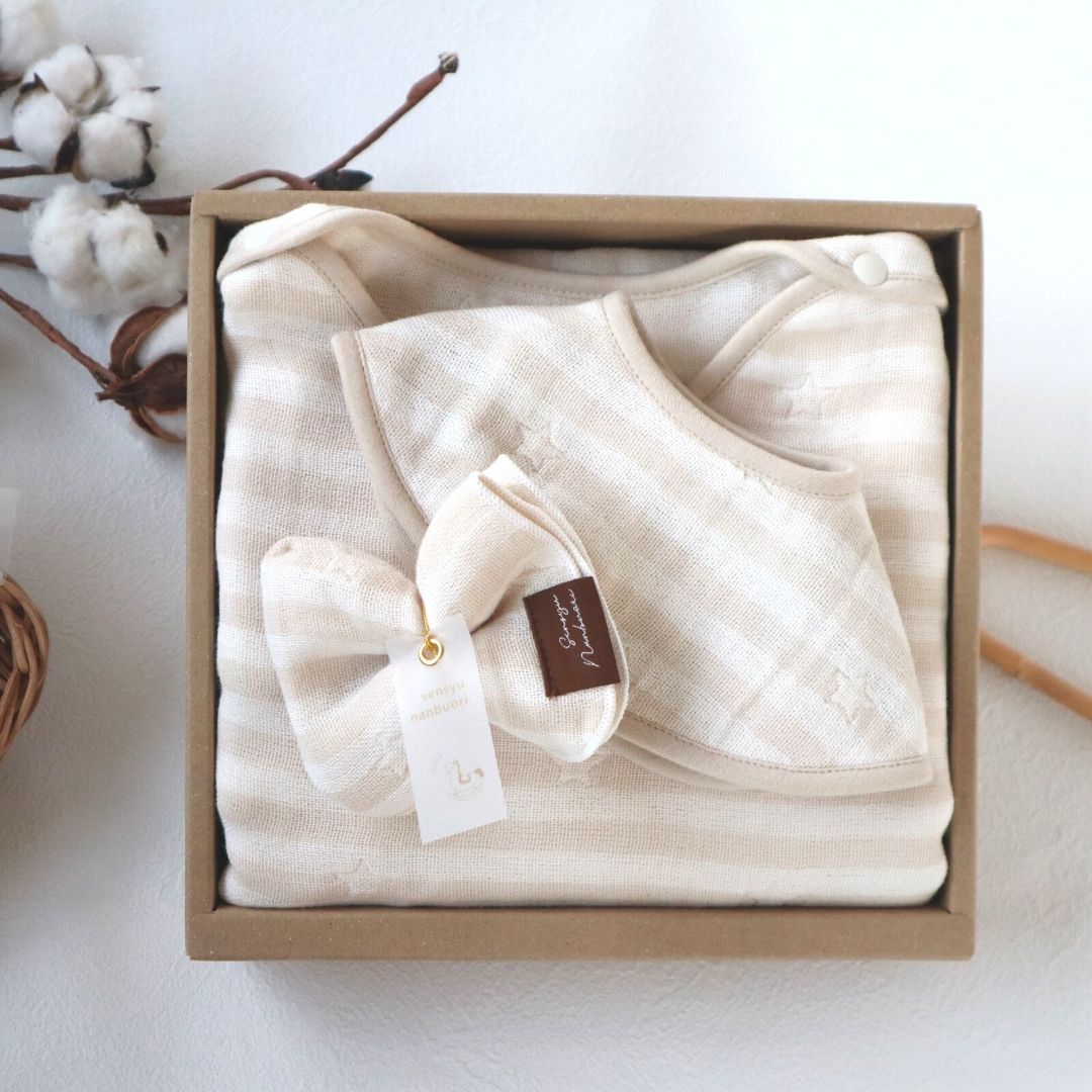 【送料無料・名入れ可能】éclat bébé4重ガーゼ・ベビー3点 giftbox(スリーパー)