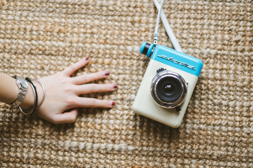 escura InstantSnap 【新品】保証書付き Escura(エスクーラ) SN25WH InstantSnap デジタルカメラ 素通し