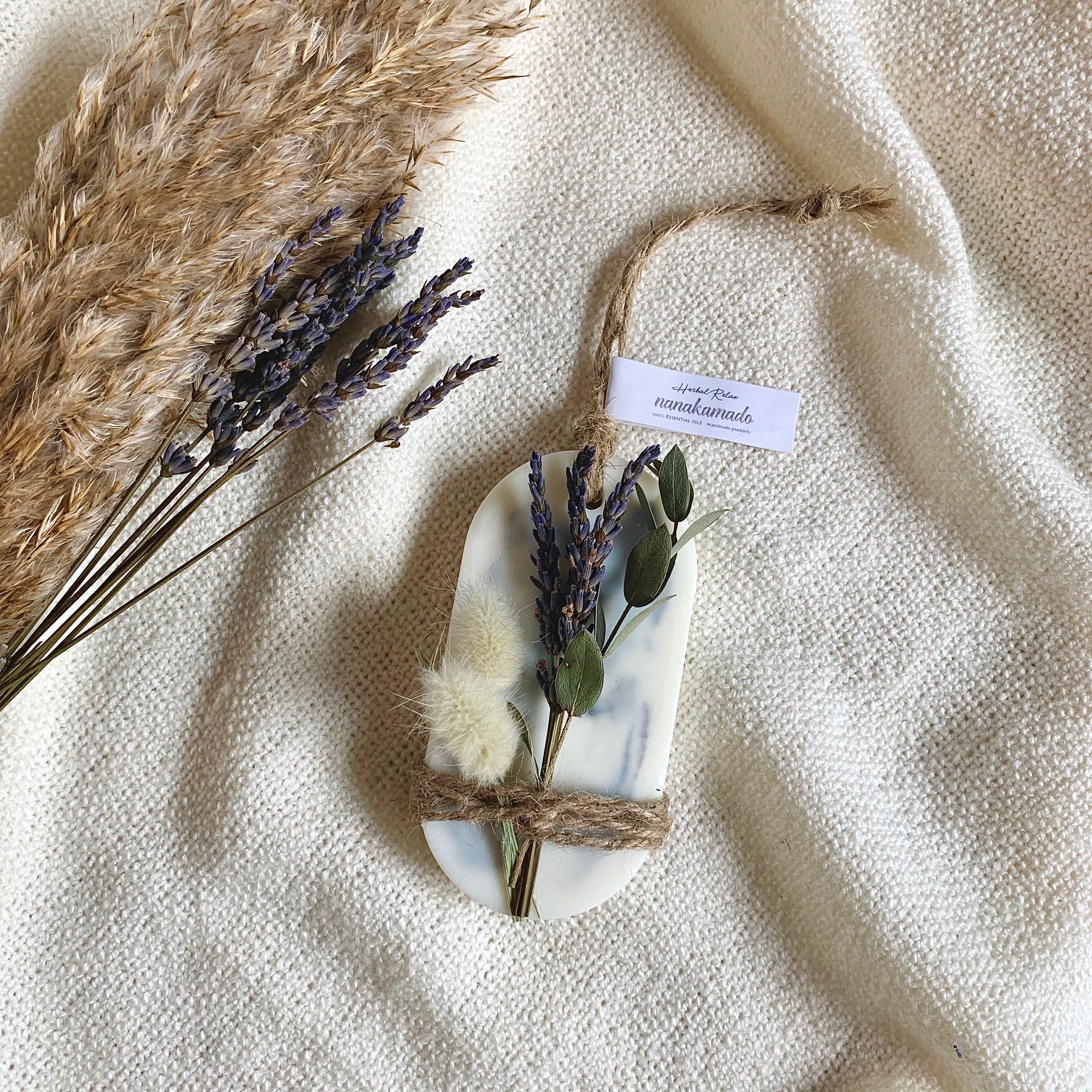 マーブル柄ベース・ラベンダーのアロマワックスサシェ（オーバル型）