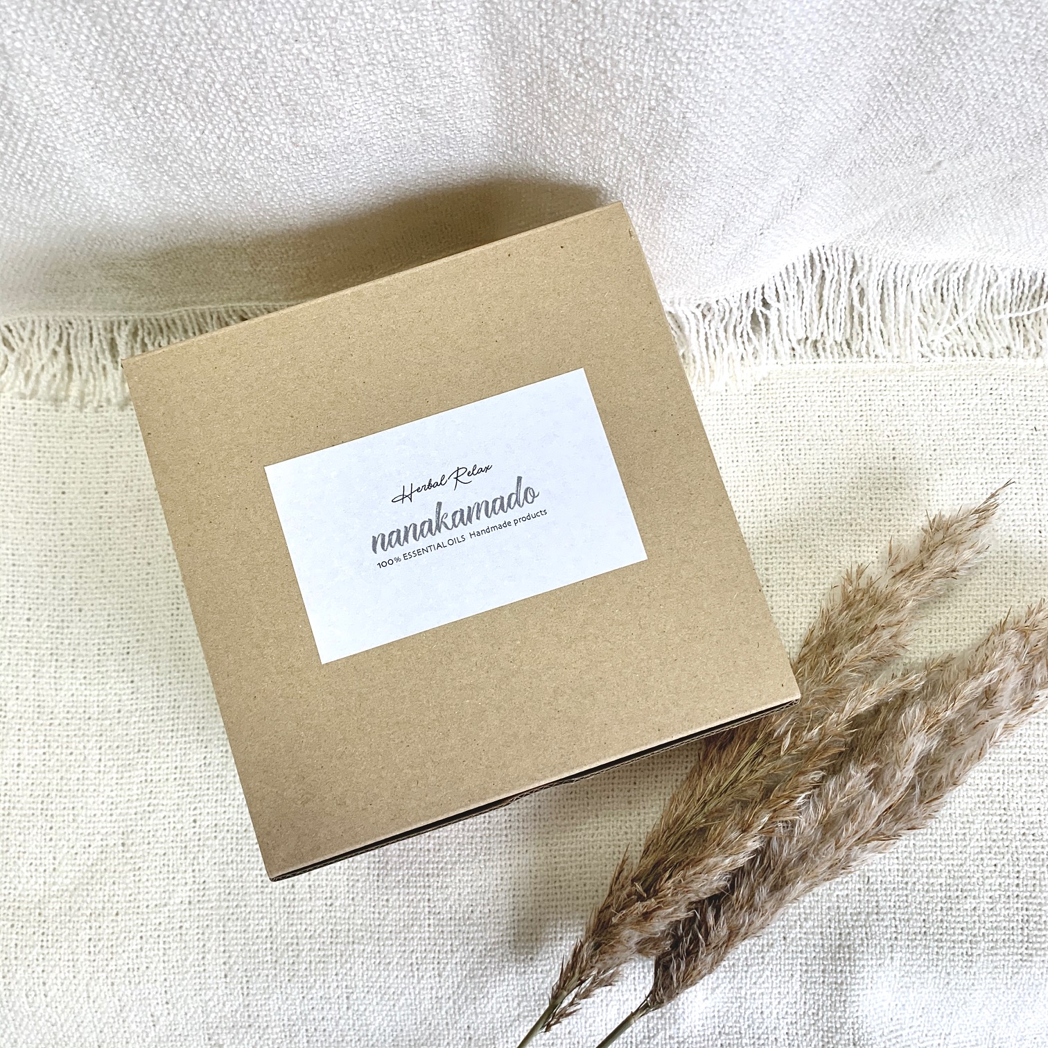 パープルベース・ワイルドコットンフラワー×ソフトミニかすみ草のアロマワックスサシェ（ハート型）