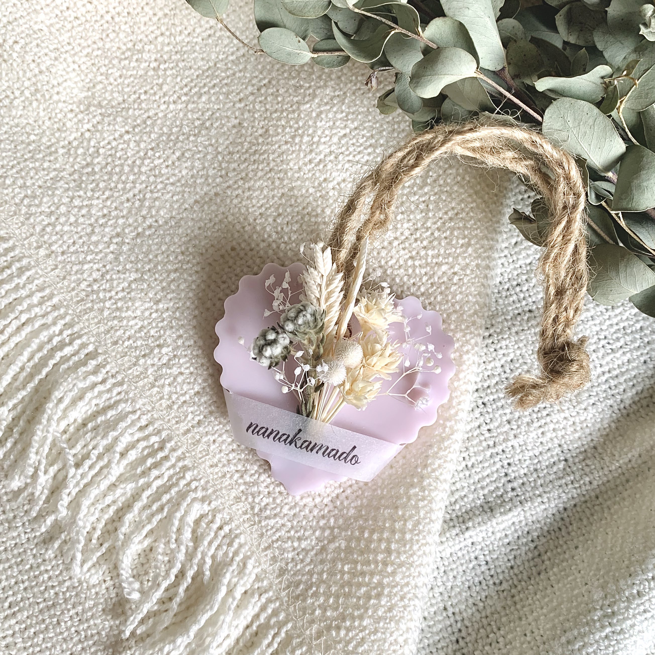 パープルベース・ワイルドコットンフラワー×ソフトミニかすみ草のアロマワックスサシェ（ハート型）
