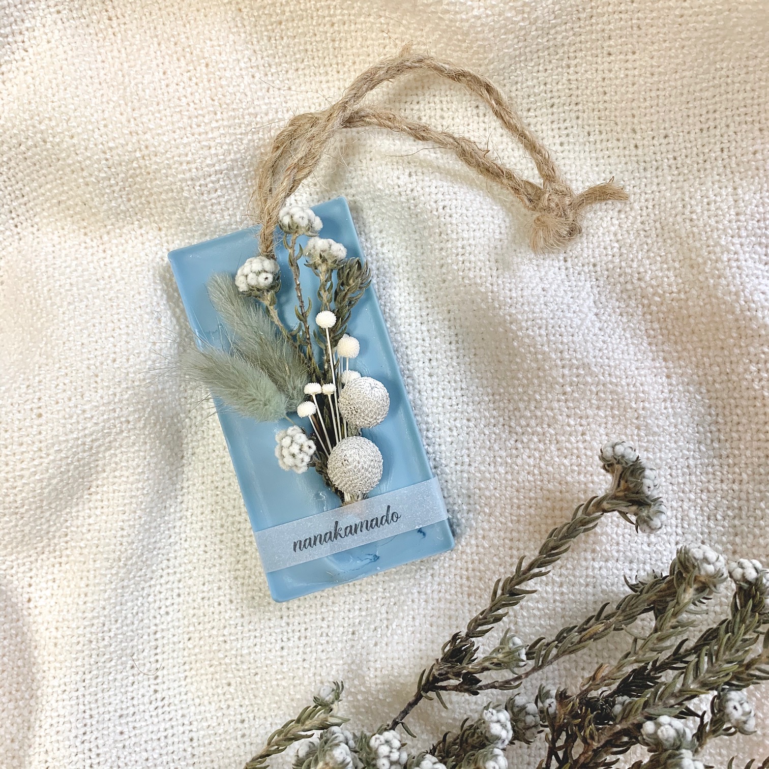 ブルーベース・ワイルドコットンフラワー×ピンキーボタンのアロマワックスサシェ（レクタングル型）