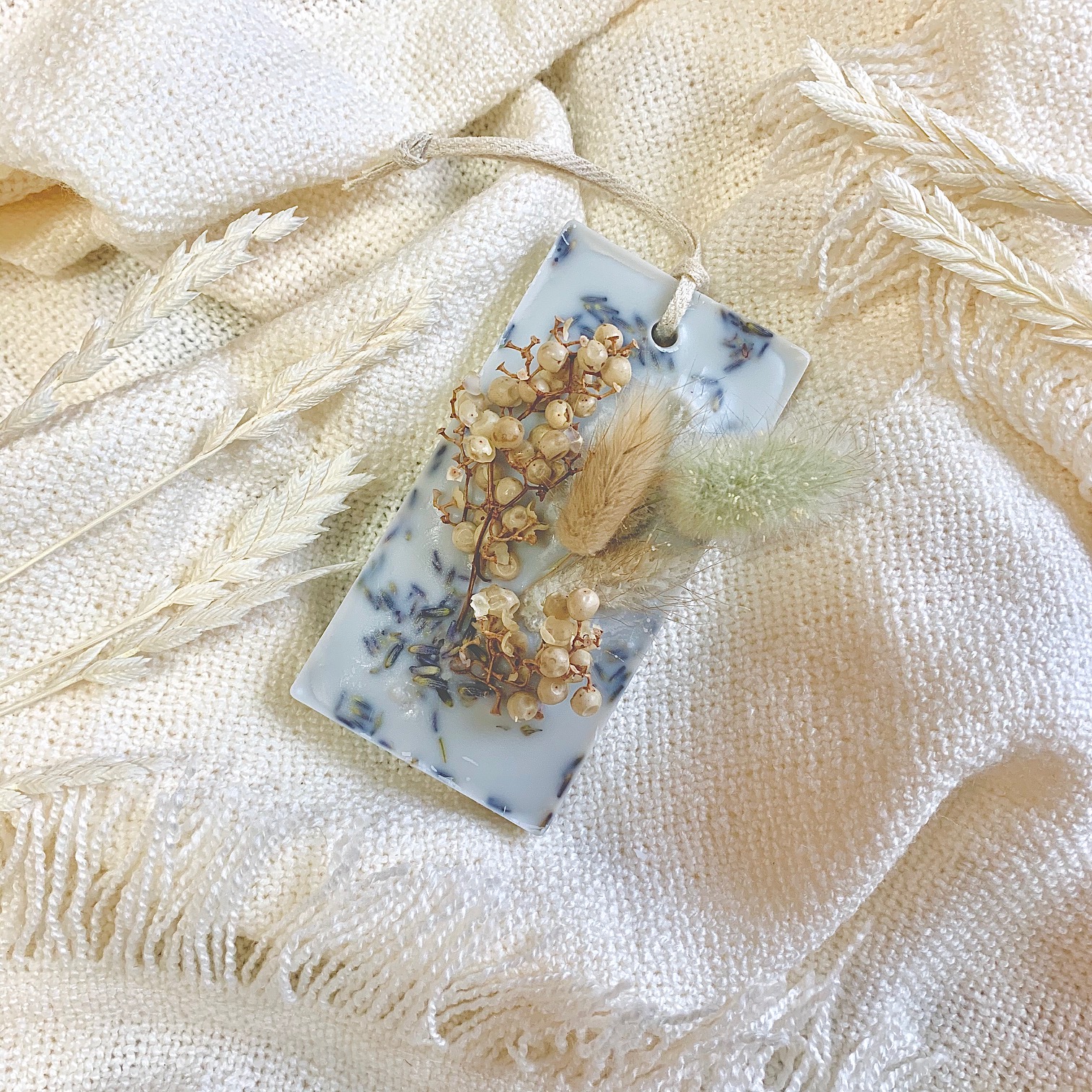 グレーベース・ペッパーベリー×ラグラスのアロマワックスサシェ（レクタングル型）