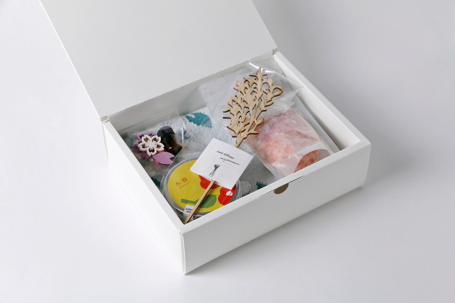 【木春∸koharu∸】ギフトセット（伊織ハンカチ・アロマキャンドル・バスソルト・アロマオイル（1ml）・ウッドチップ・ウッドフラワー）