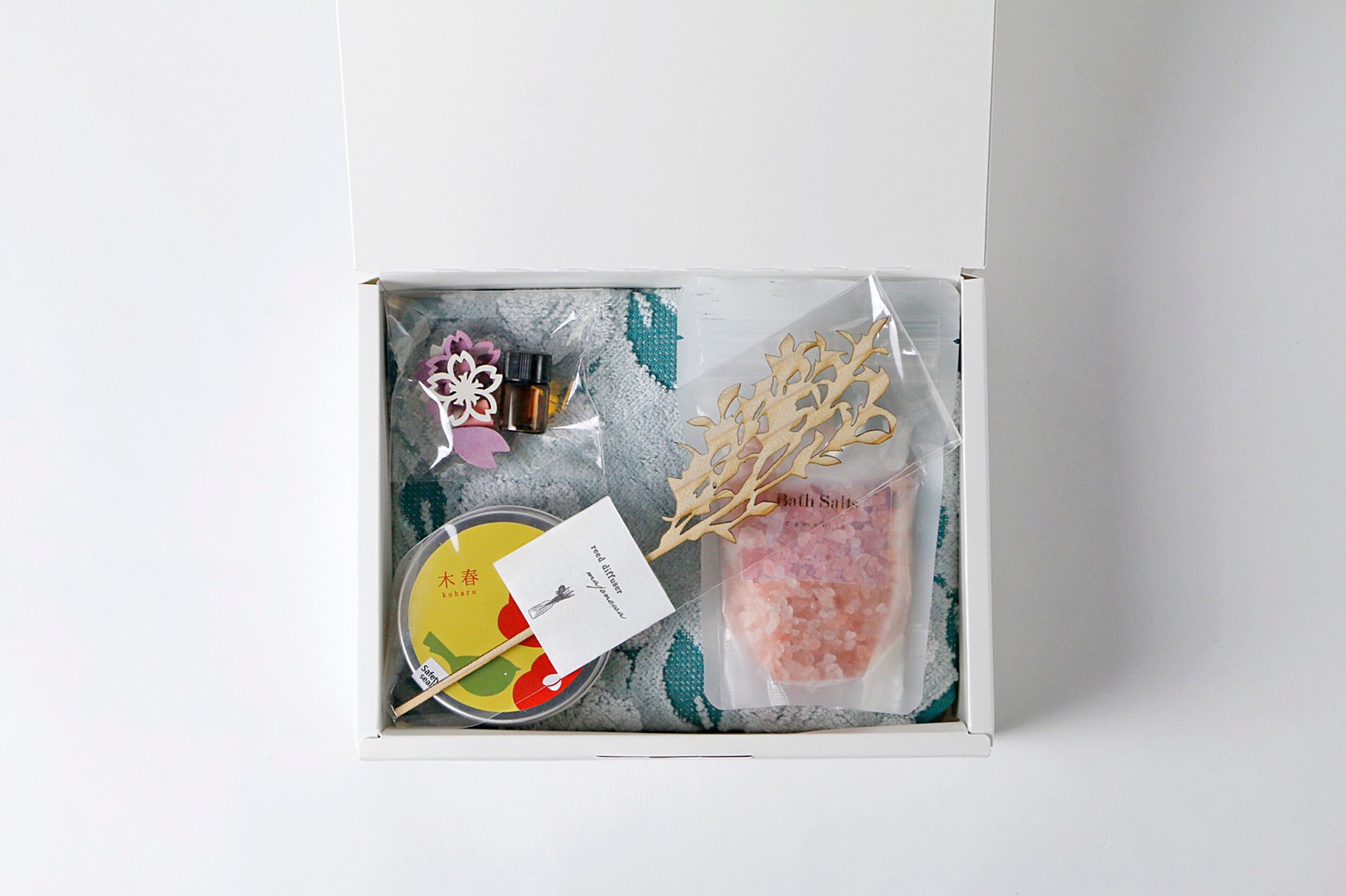 【木春∸koharu∸】ギフトセット（伊織ハンカチ・アロマキャンドル・バスソルト・アロマオイル（1ml）・ウッドチップ・ウッドフラワー）