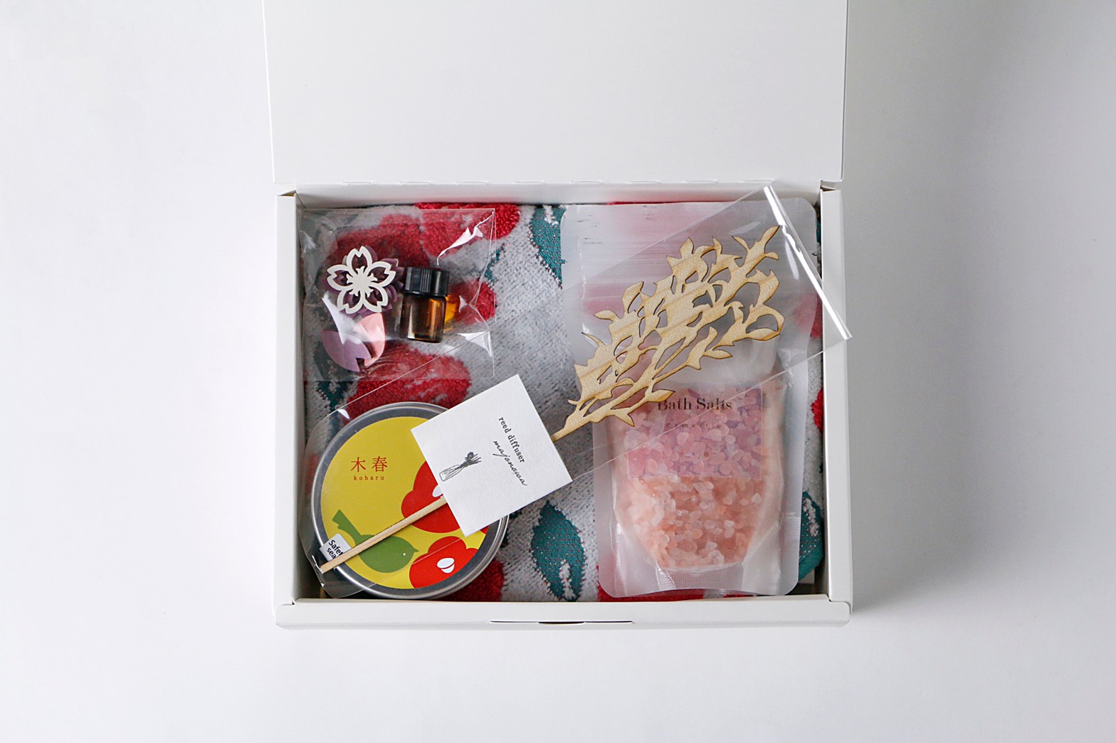【木春∸koharu∸】ギフトセット（伊織ハンカチ・アロマキャンドル・バスソルト・アロマオイル（1ml）・ウッドチップ・ウッドフラワー）