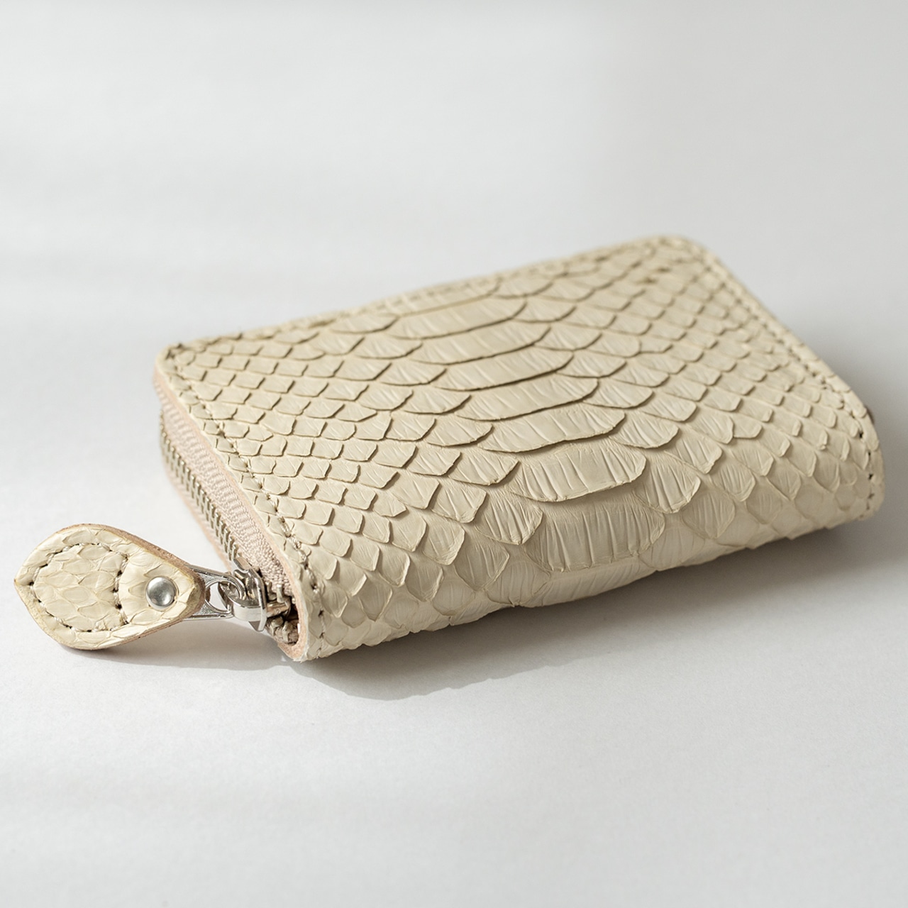 ミニウォレット　ラウンドジップ　マットパイソン