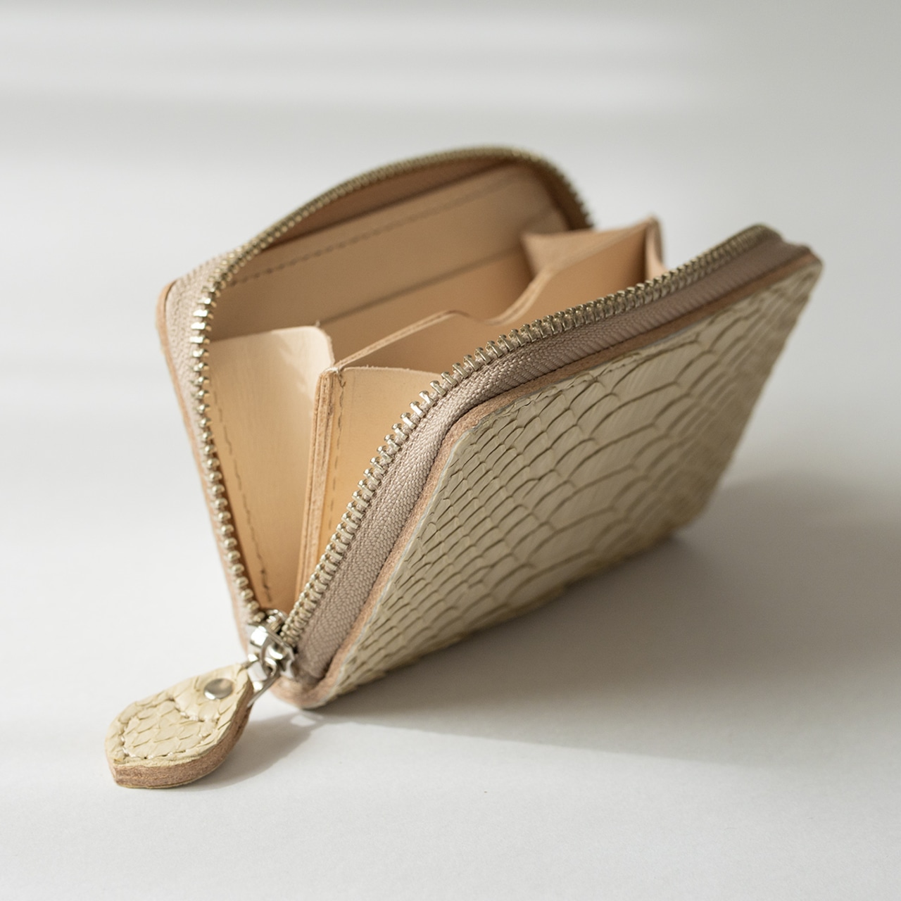 ミニウォレット　ラウンドジップ　マットパイソン