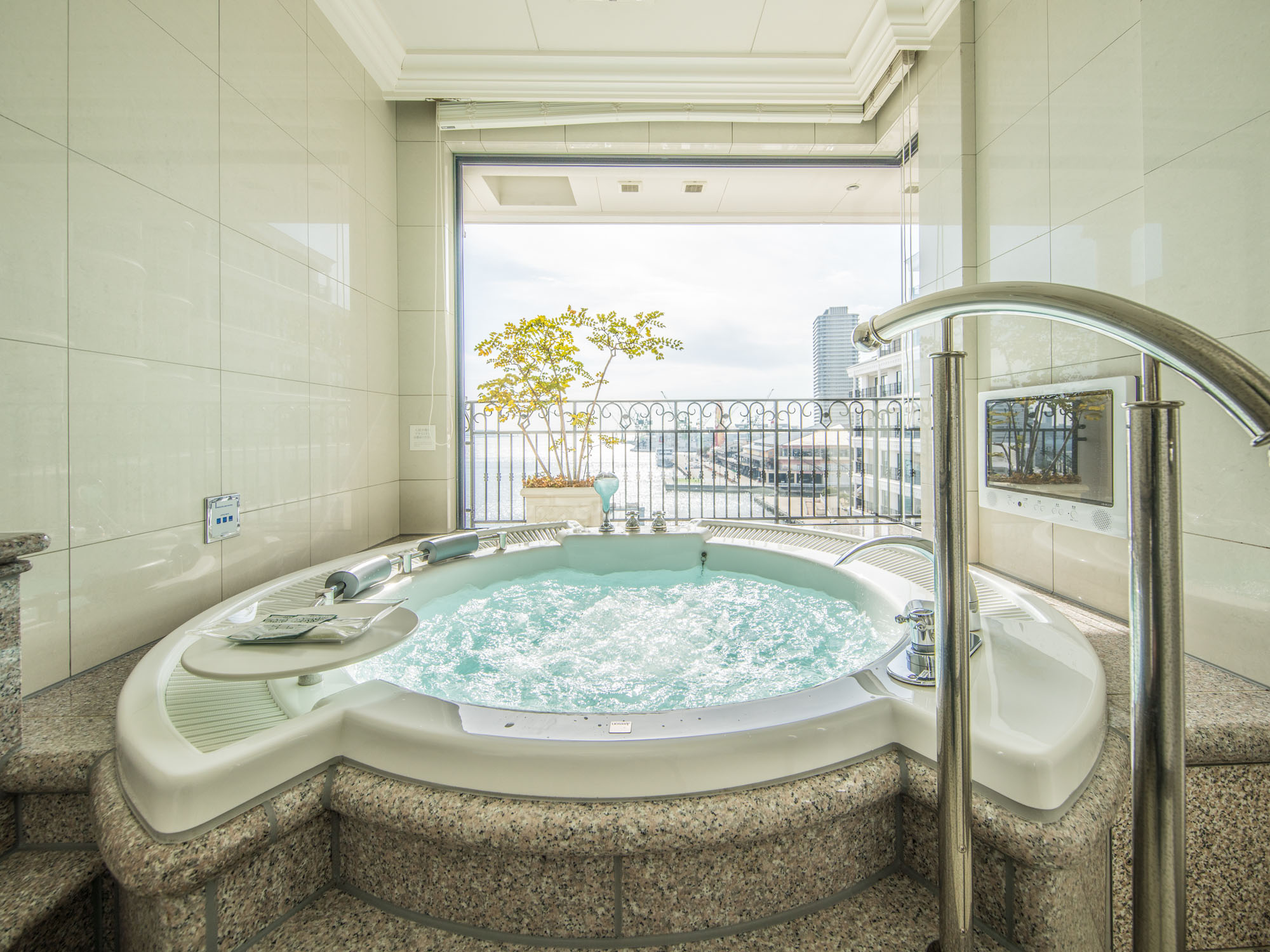 ホテル ラ・スイート神戸ハーバーランド 平日限定ご宿泊ペア招待券(素泊まり)