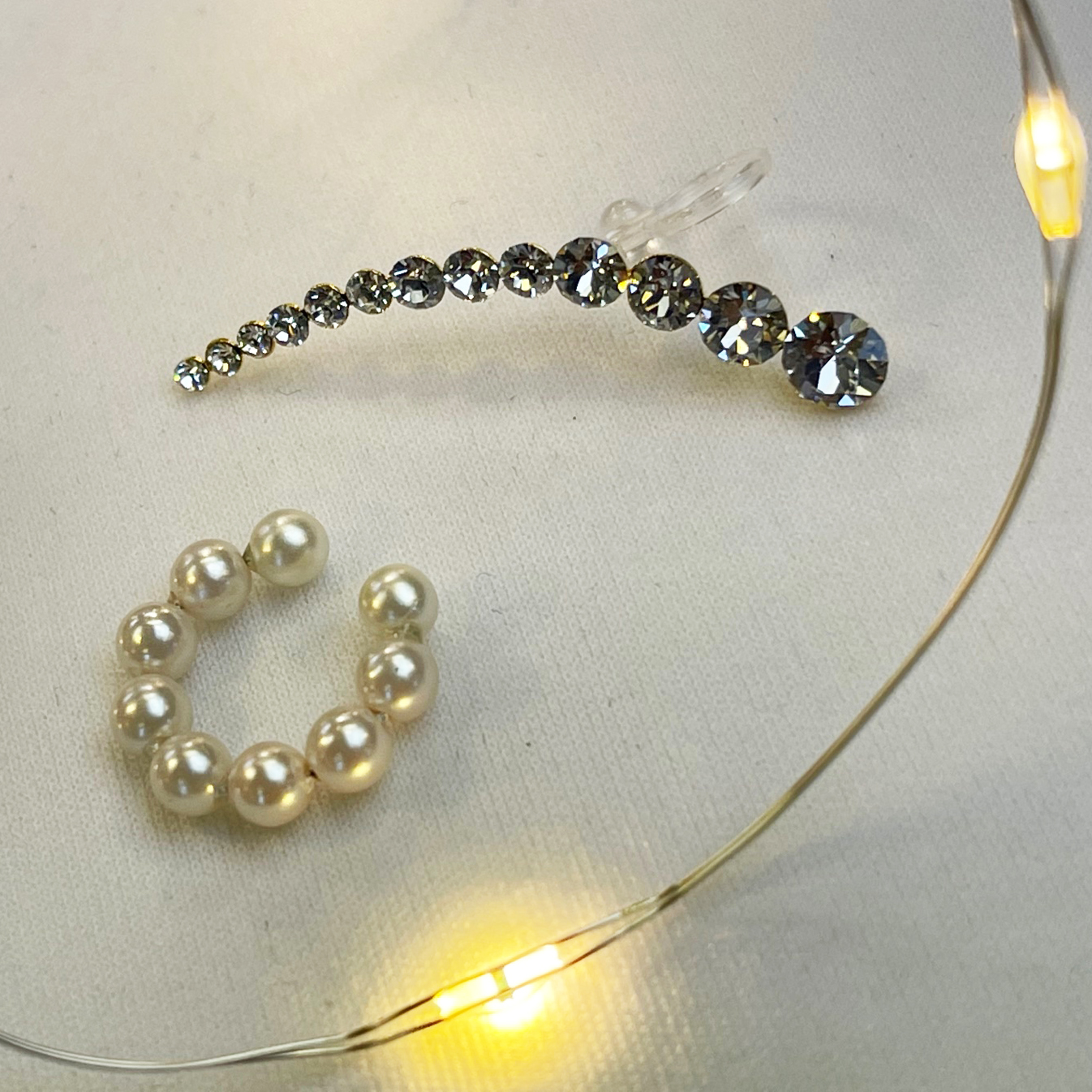 ラインストーングラデーション（左耳用）＆シンプルパール（片耳用）イヤーカフセット