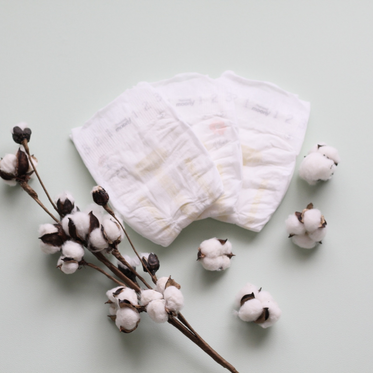 Kiko+の木のおもちゃ付きオーガニックおむつケーキ(2段/全3色)