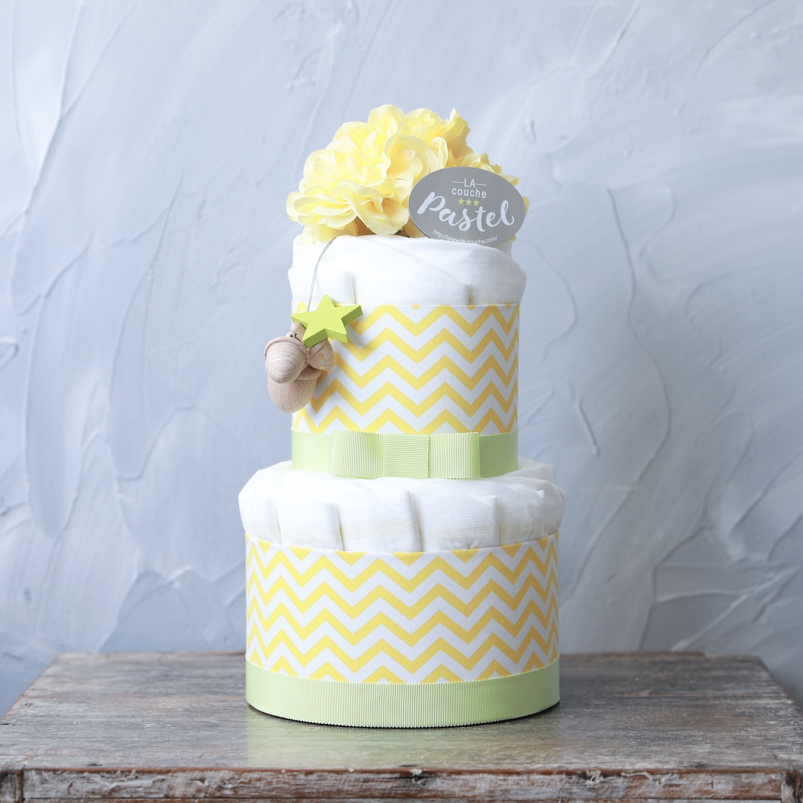 Kiko+の木のおもちゃ付きオーガニックおむつケーキ(2段/全3色)