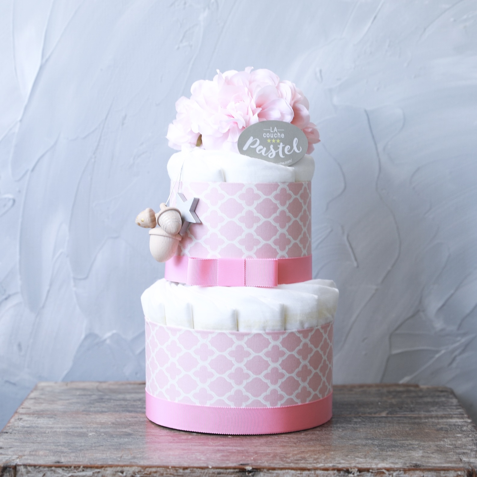 Kiko+の木のおもちゃ付きオーガニックおむつケーキ(2段/全3色)