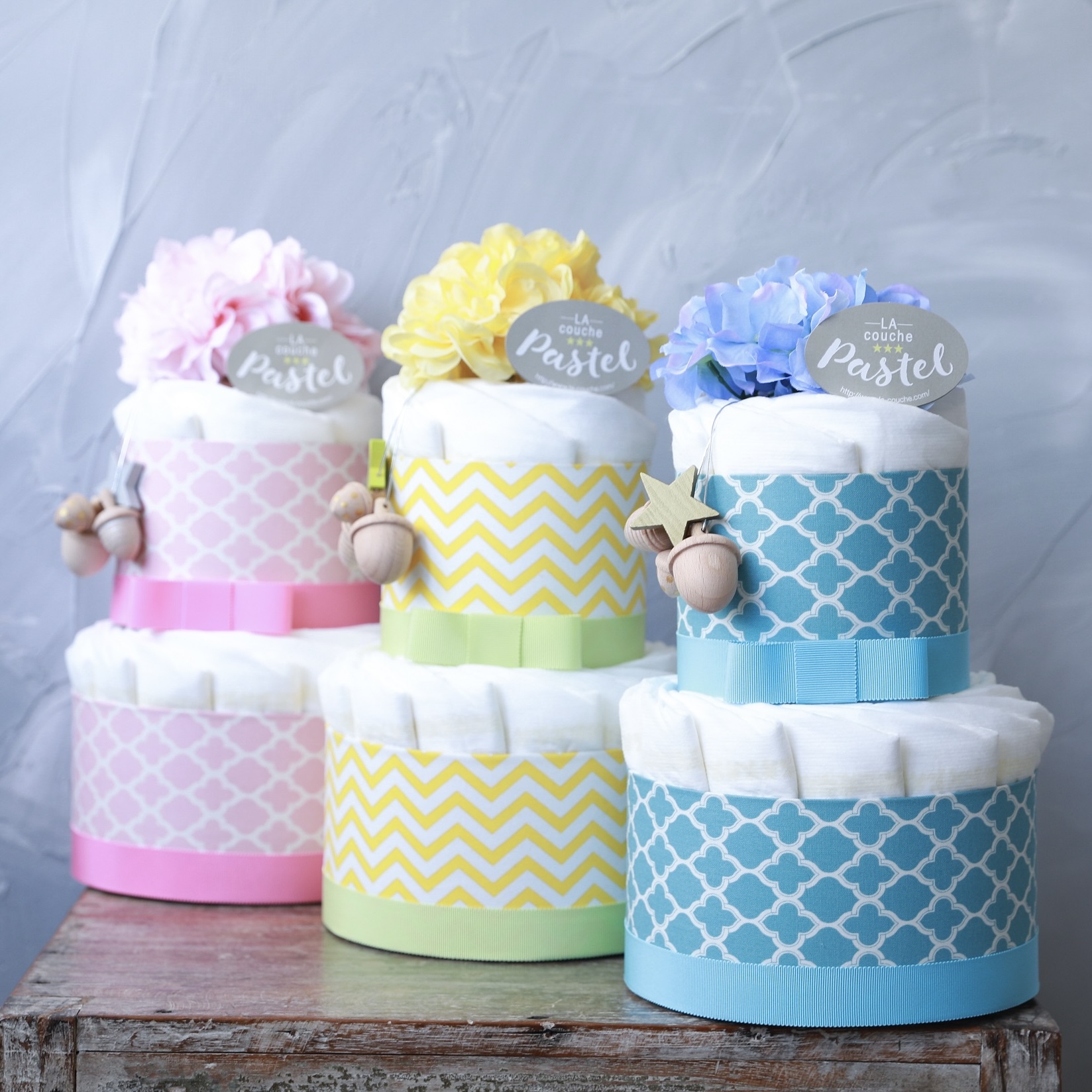 Kiko+の木のおもちゃ付きオーガニックおむつケーキ(2段/全3色)