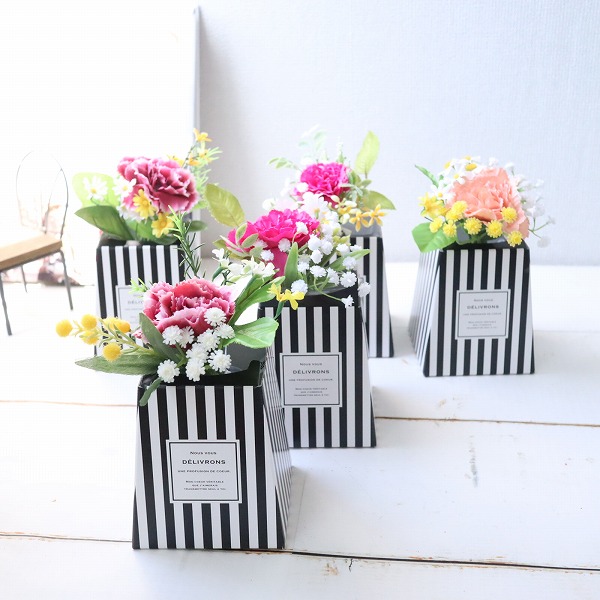 選べるぬいぐるみとカーネーションアレンジ　魔法の水　マジカルウォーター　