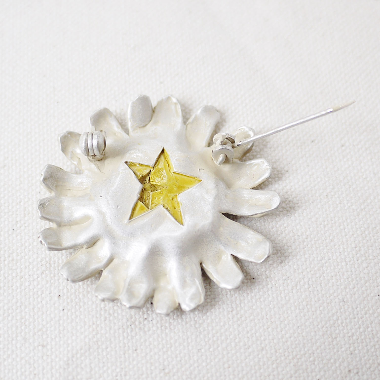 ラウテルンブローチ