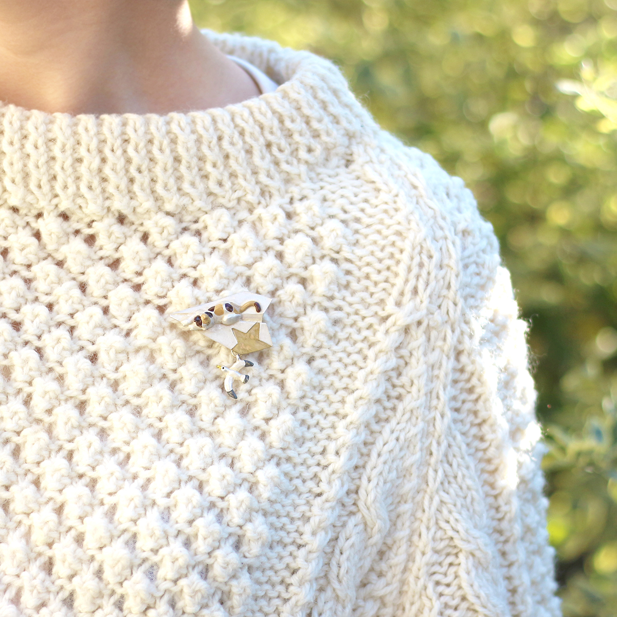 紙ヒコーキブローチ