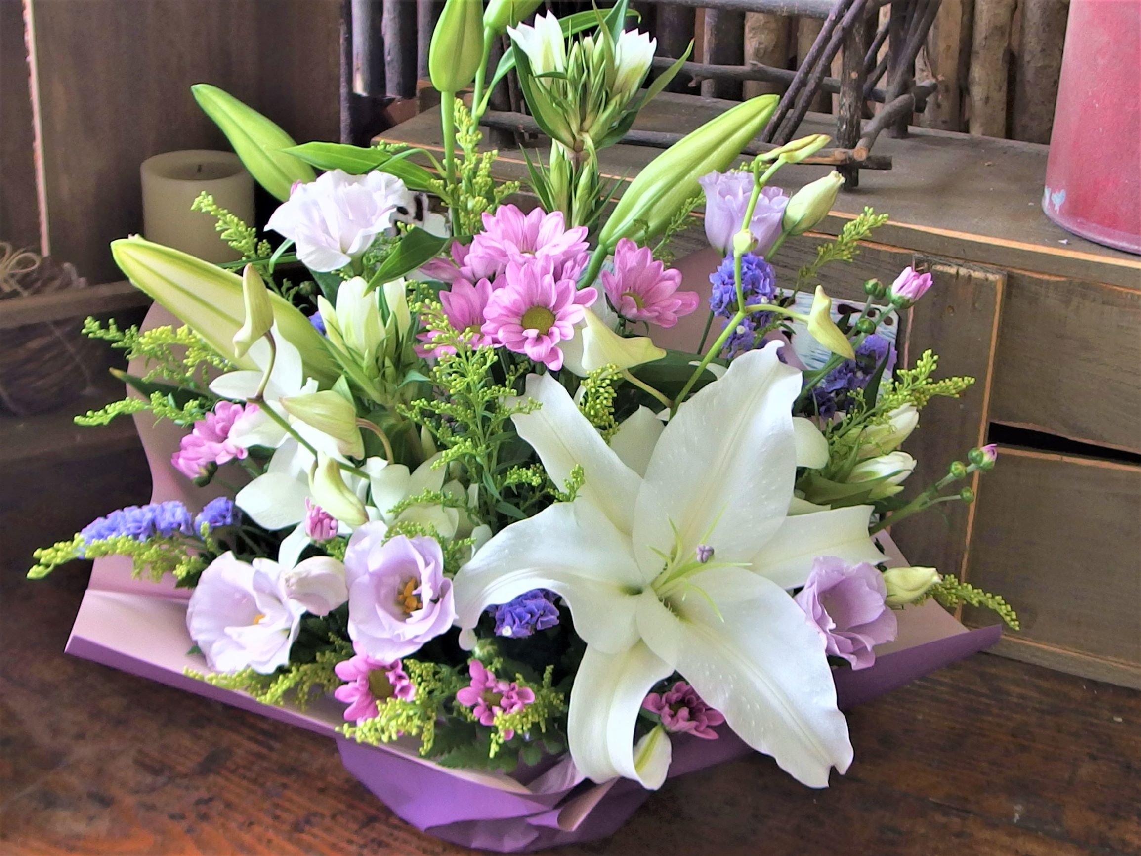 落ち着いた色でお供えアレンジ