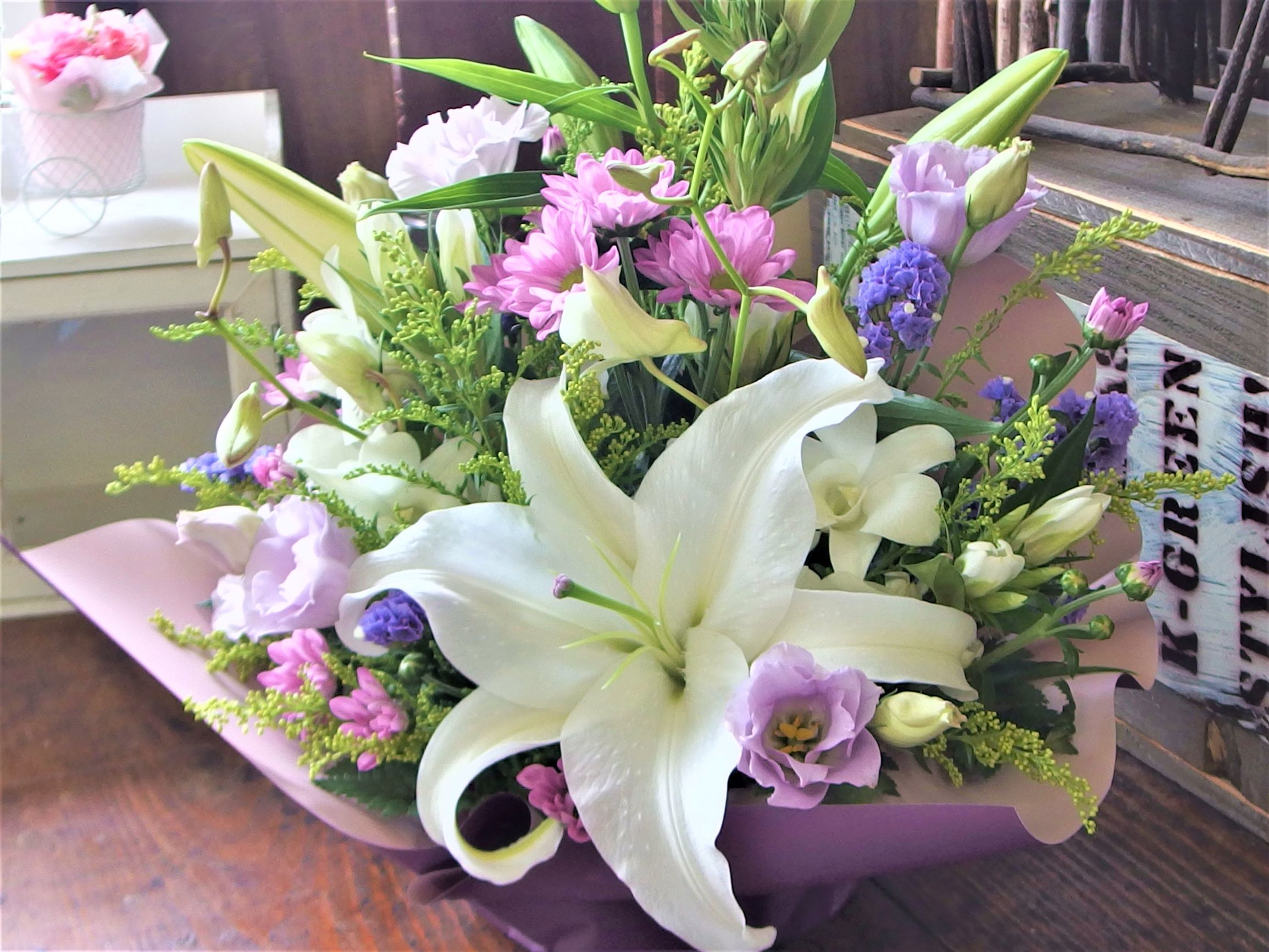 落ち着いた色でお供えアレンジ