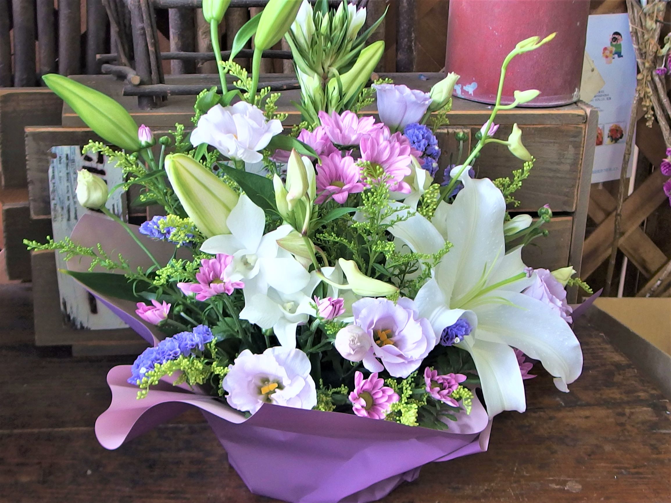 落ち着いた色でお供えアレンジ