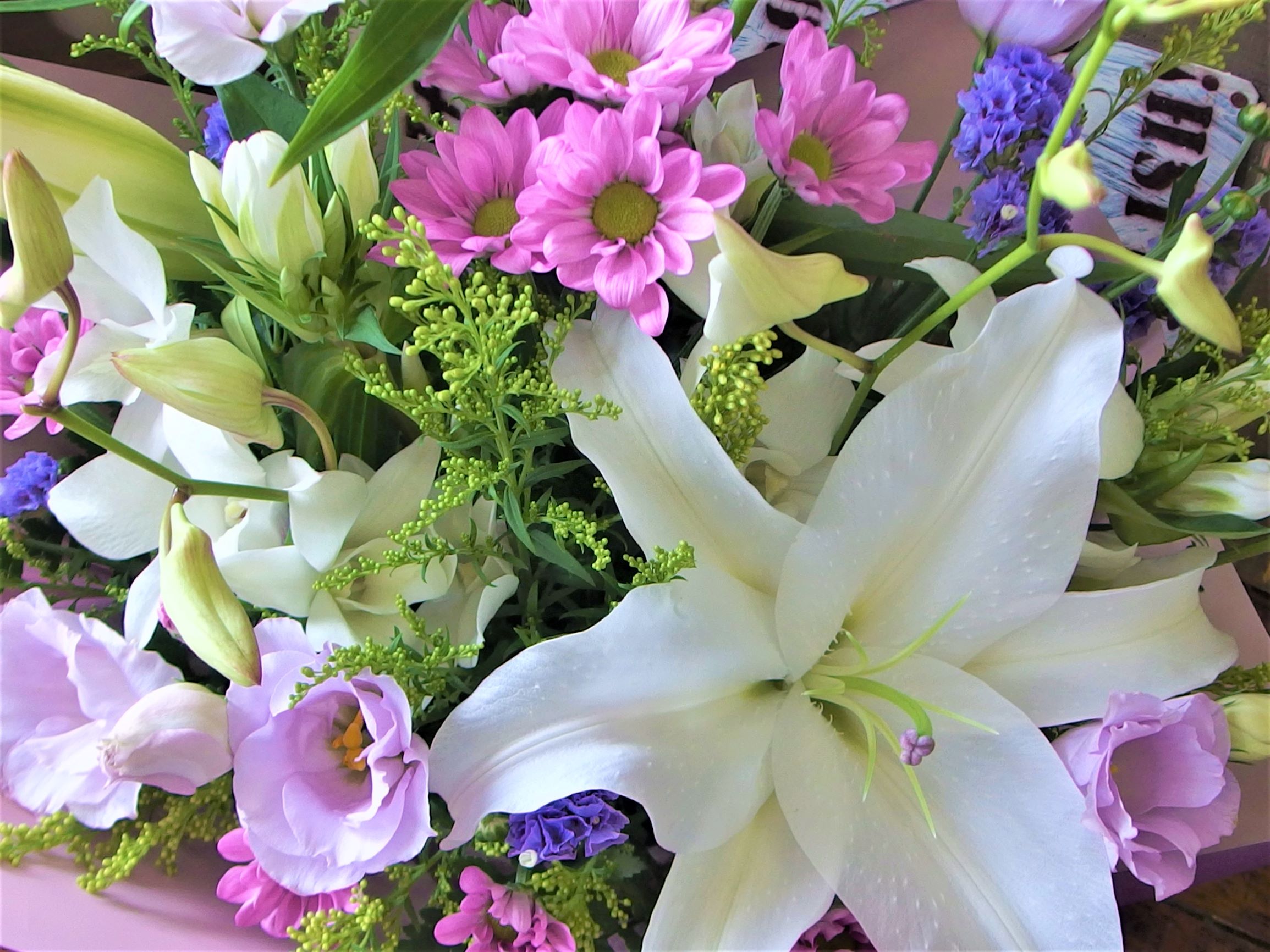 落ち着いた色でお供えアレンジ