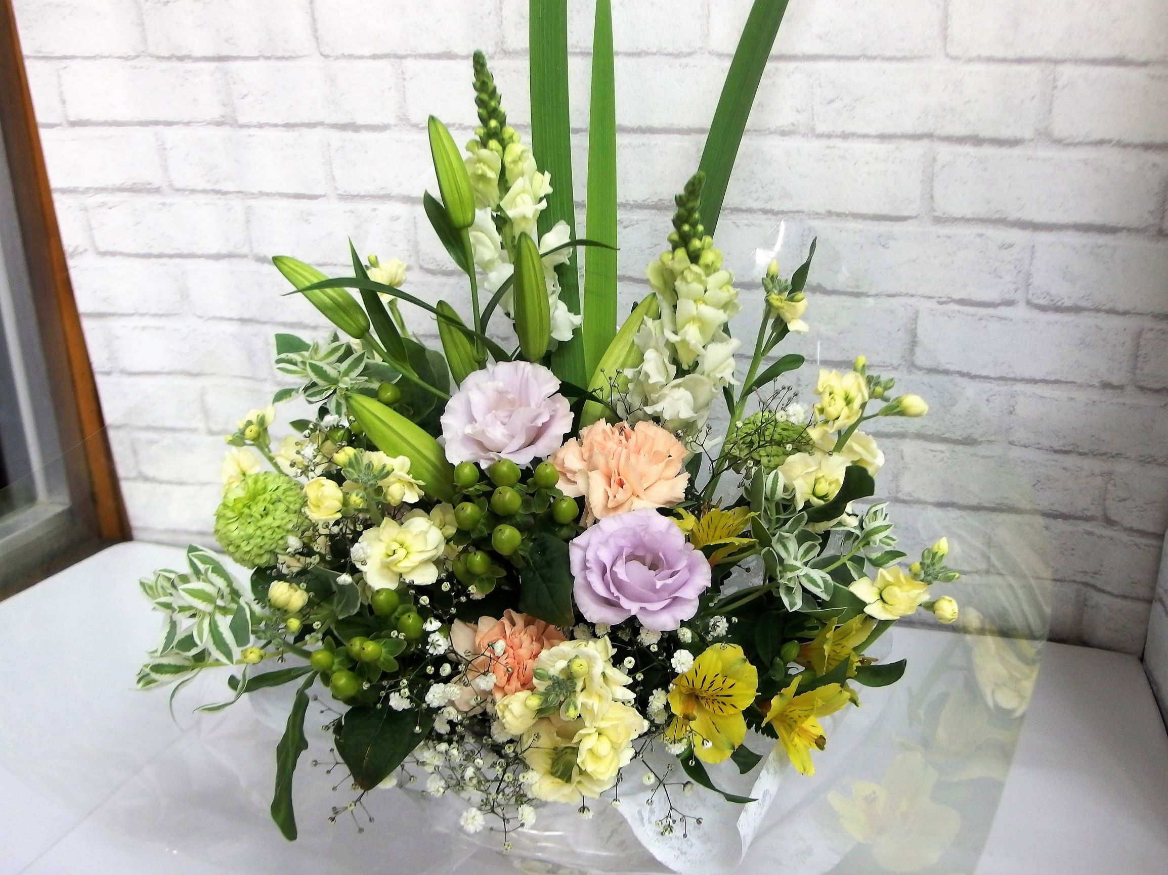 洋花で華やかにお供え