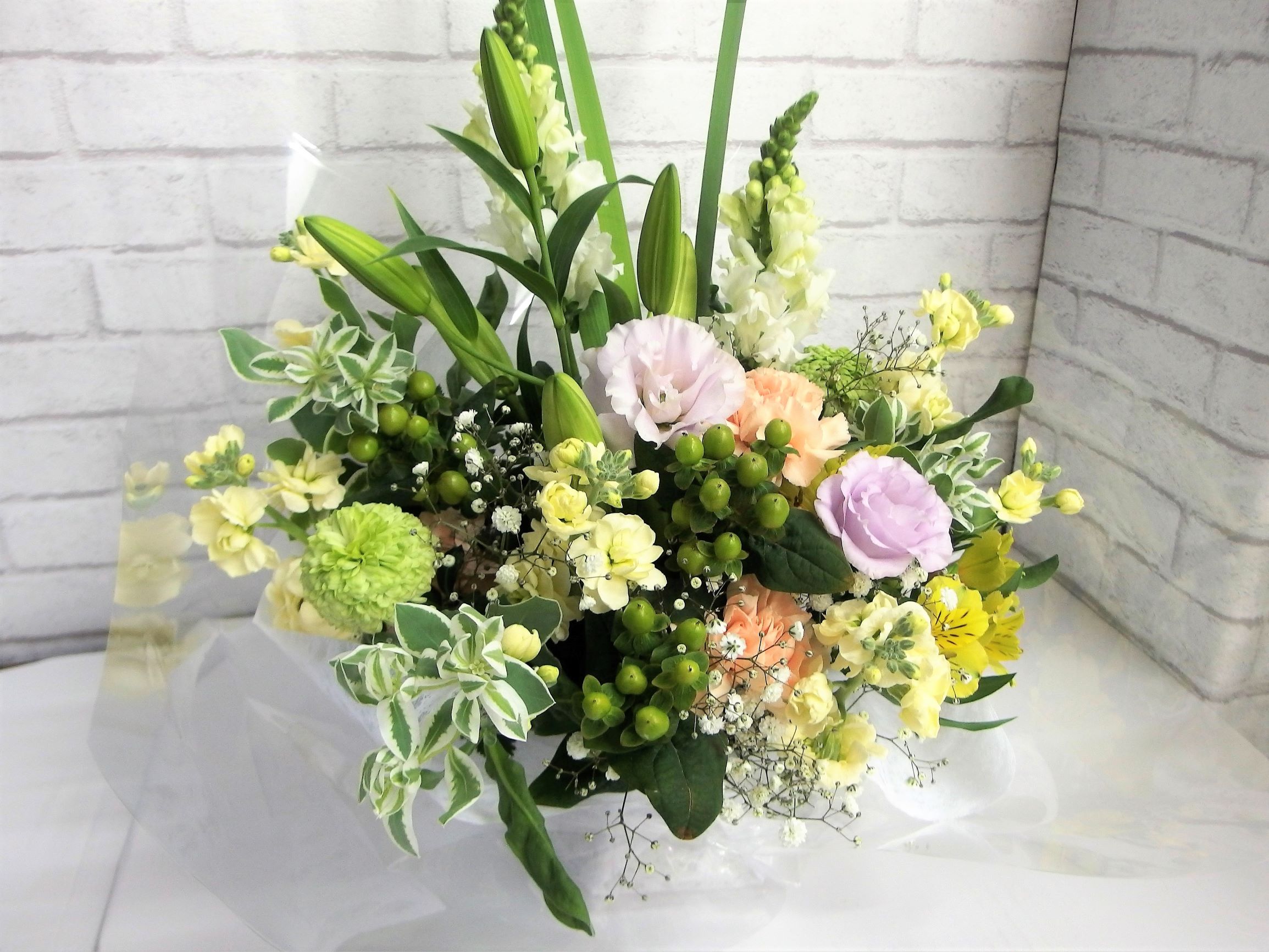 洋花で華やかにお供え