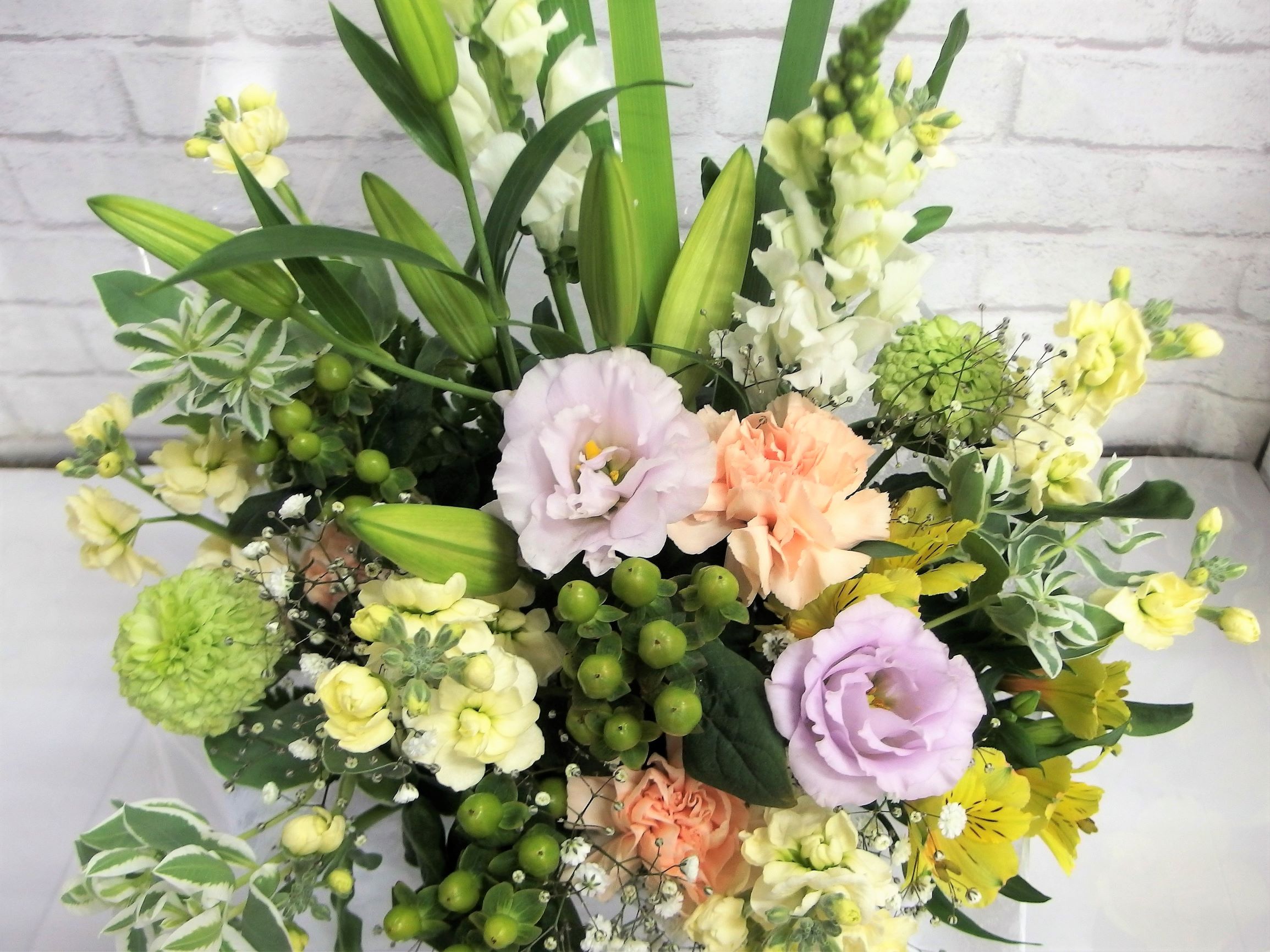 洋花で華やかにお供え
