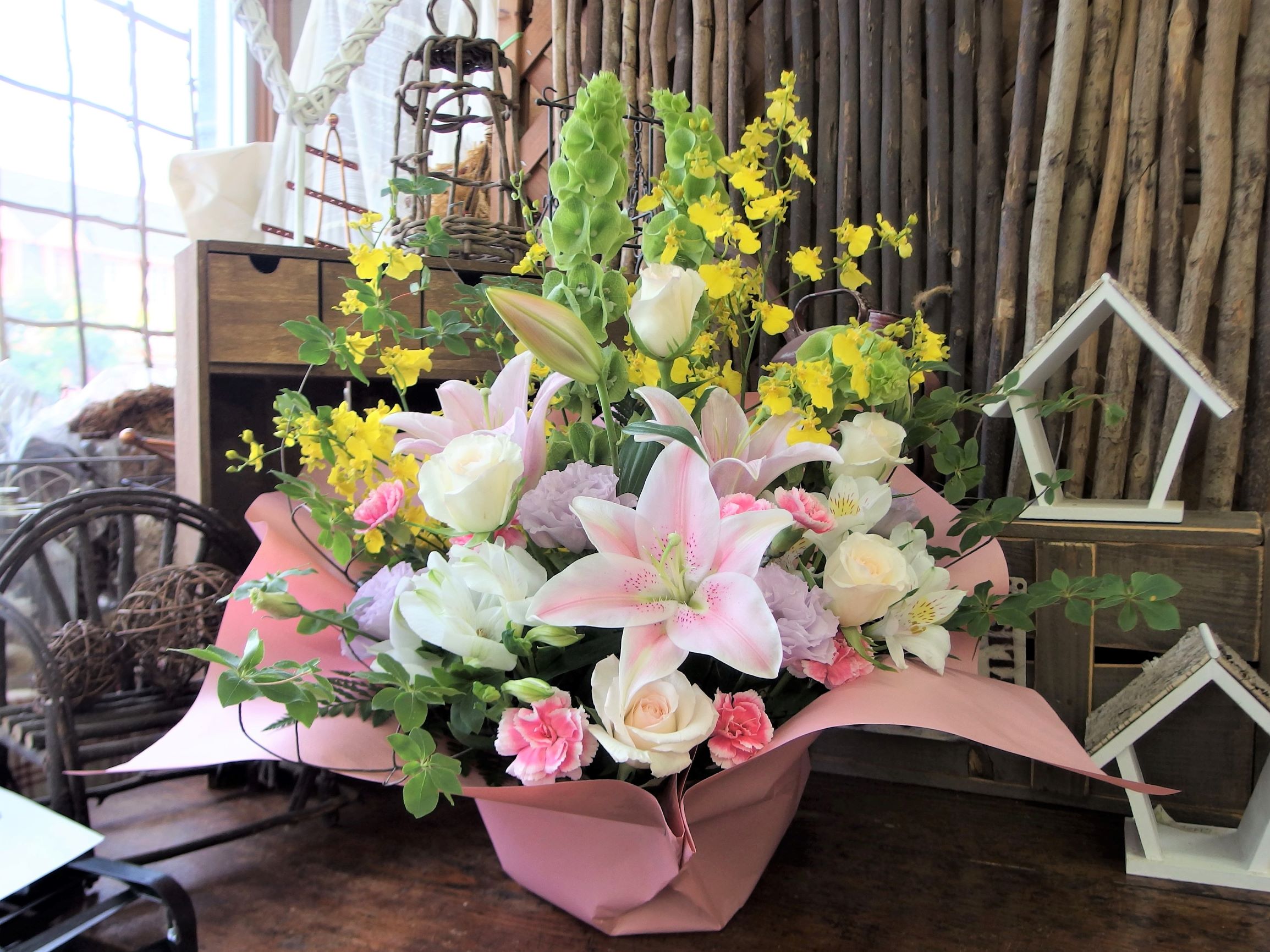 珊瑚花とパイナップルリリーの祝花アレンジ hq720.jpg?sqp=-