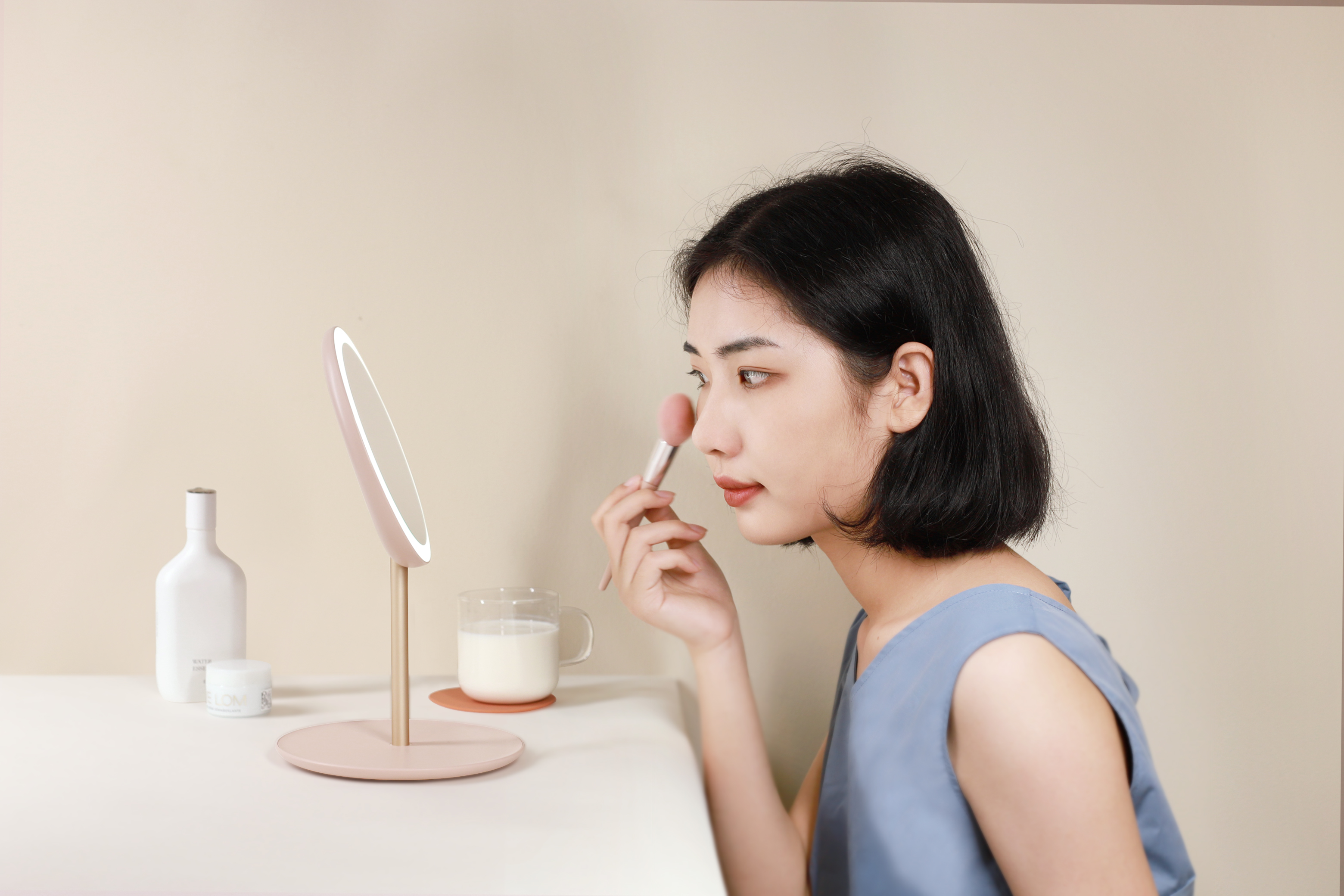 TRAVEL MAKEUP MIRROR（組み立て式LEDスタンドミラー）