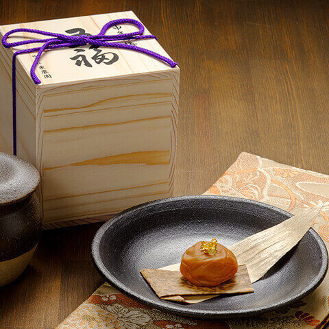 丙申年の梅 五福 1粒［壺・木箱・金箔入り］