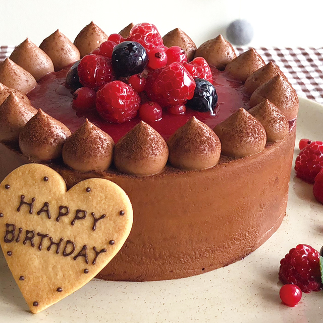 チョコレートケーキ with Crimson berry 14cm（5〜6名様）バースデーケーキ 誕生日ケーキ メッセージプレート・キャンドル5本付  | 誕生日ケーキのお店・エスキィスのプレゼント・ギフト通販 | TANP（タンプ）