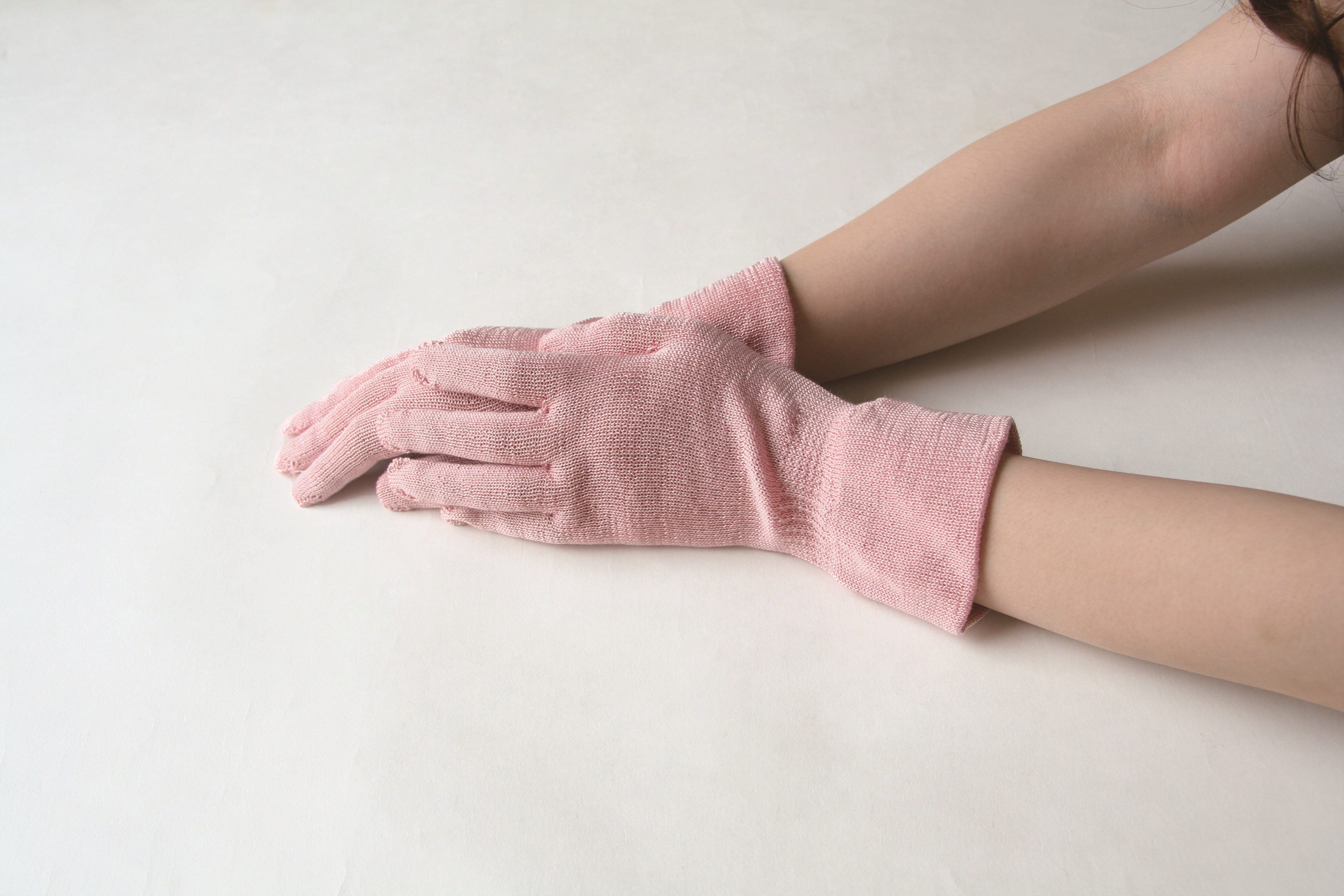 【手荒れや乾燥が気になる方に】高級シルクのショート手袋