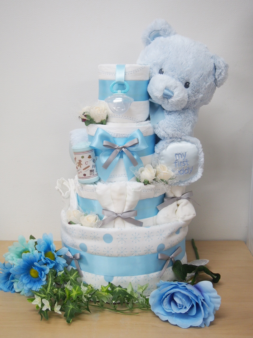ギフト 内祝い ふわふわベアーおむつケーキ3段 ブルー T-2024-10000B ※のし・包装不可 初孫 出産祝い 誕生日☆おもちゃ付き 3段ダイパーケーキ ☆クマ