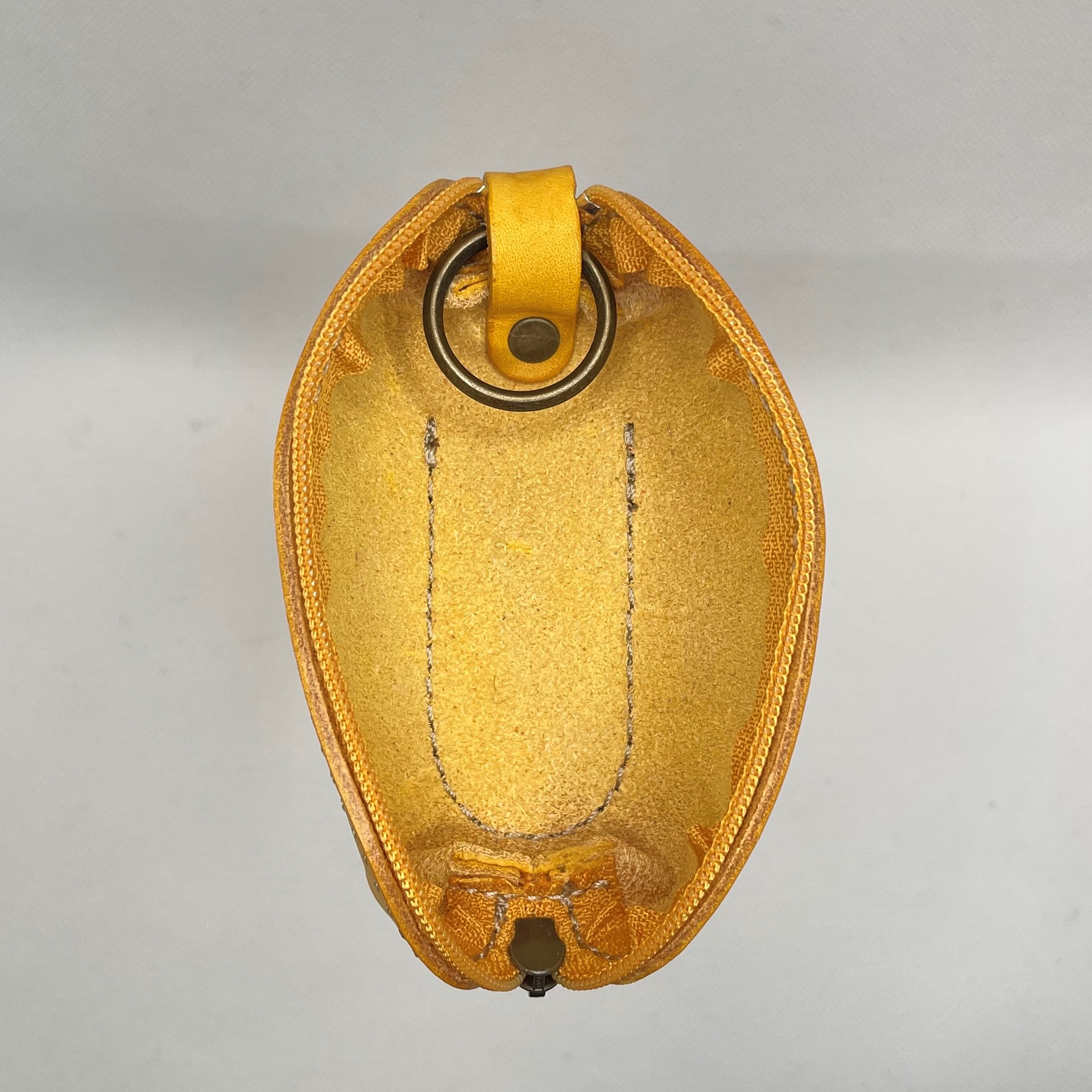 スマートキーケース　Larva  ハーフヌバック