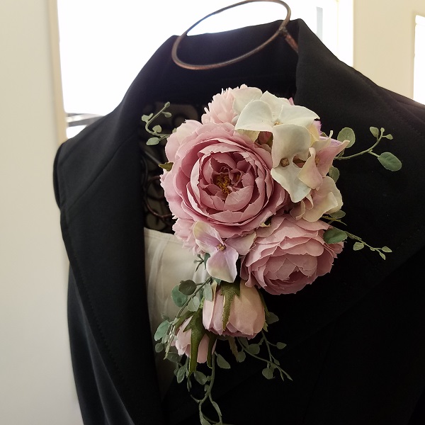 薔薇ナチュラルグリーンキャスケードコサージュ【アンティークモーブ】クリアケース付き