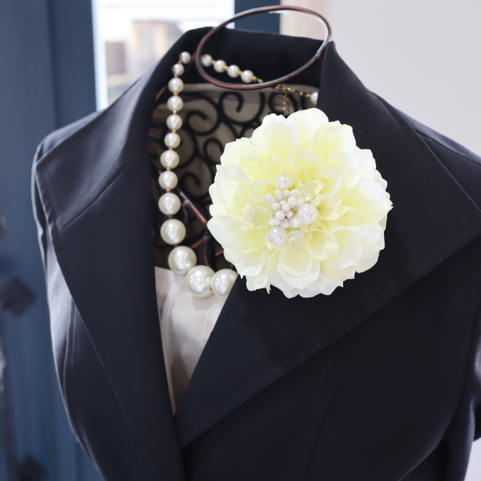 ビジュー　ふんわりダリアのコサージュ【ivory】クリアケース付き