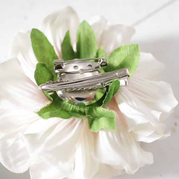 ビジュー　ふんわりダリアのコサージュ【ivory】クリアケース付き