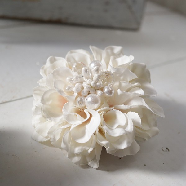 ビジュー　ふんわりダリアのコサージュ【ivory】クリアケース付き