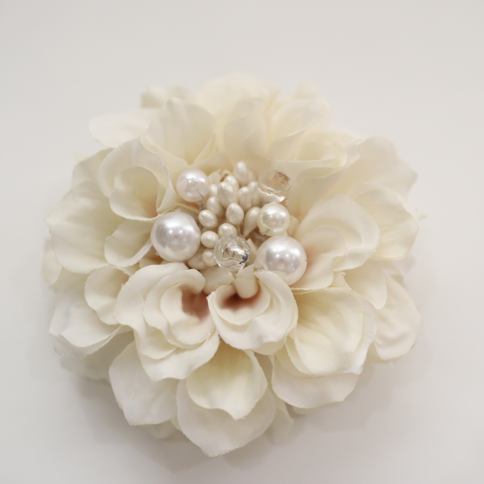 ビジュー　ふんわりダリアのコサージュ【ivory】クリアケース付き