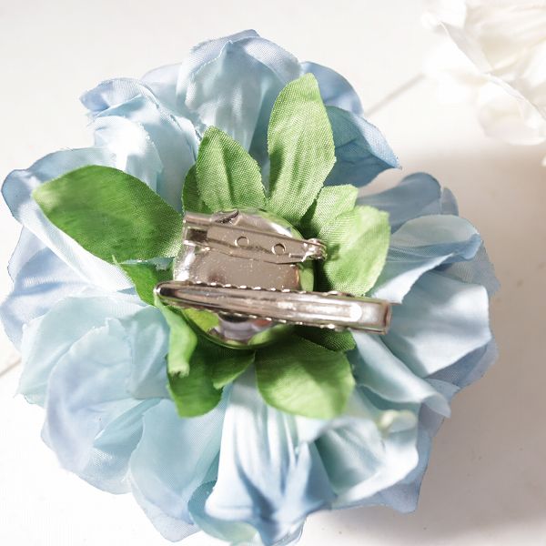 ビジュー　ふんわりダリアのコサージュ【くすみ水色】クリアケース付き