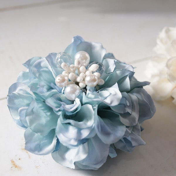 ビジュー　ふんわりダリアのコサージュ【くすみ水色】クリアケース付き