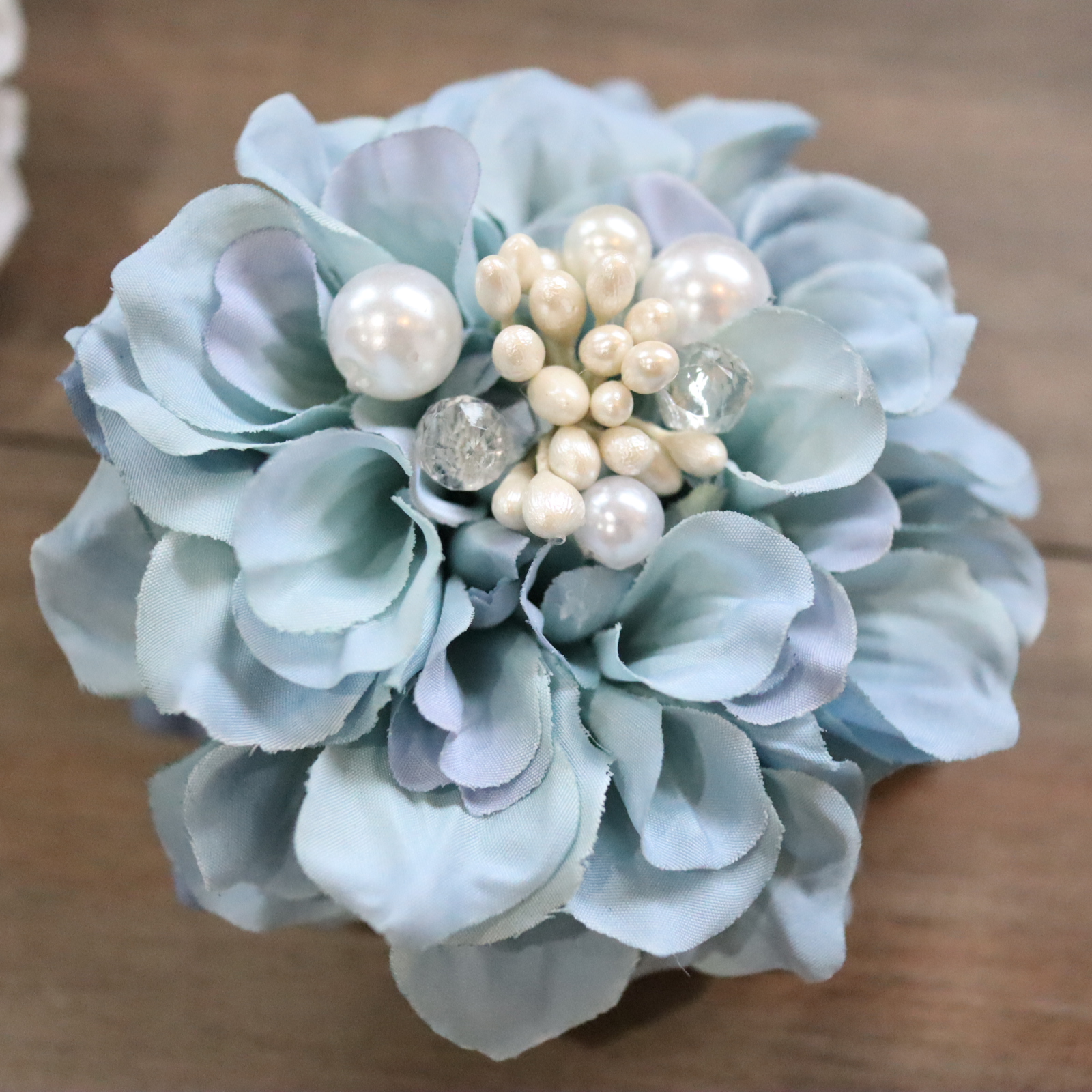 ビジュー　ふんわりダリアのコサージュ【くすみ水色】クリアケース付き