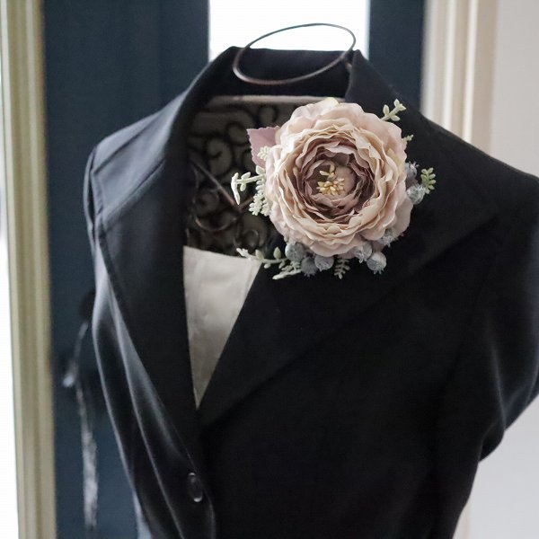 ラナンキュラスとベリーのコサージュ【アンティークベージュ】クリアケース付き