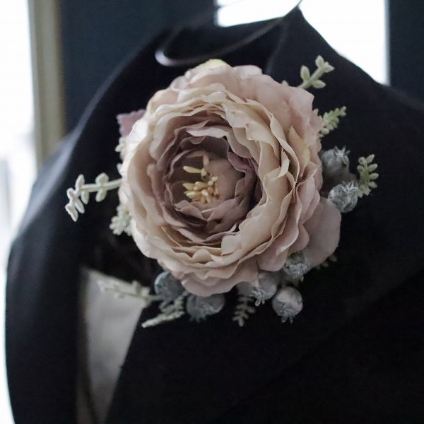 ラナンキュラスとベリーのコサージュ【アンティークベージュ】クリアケース付き